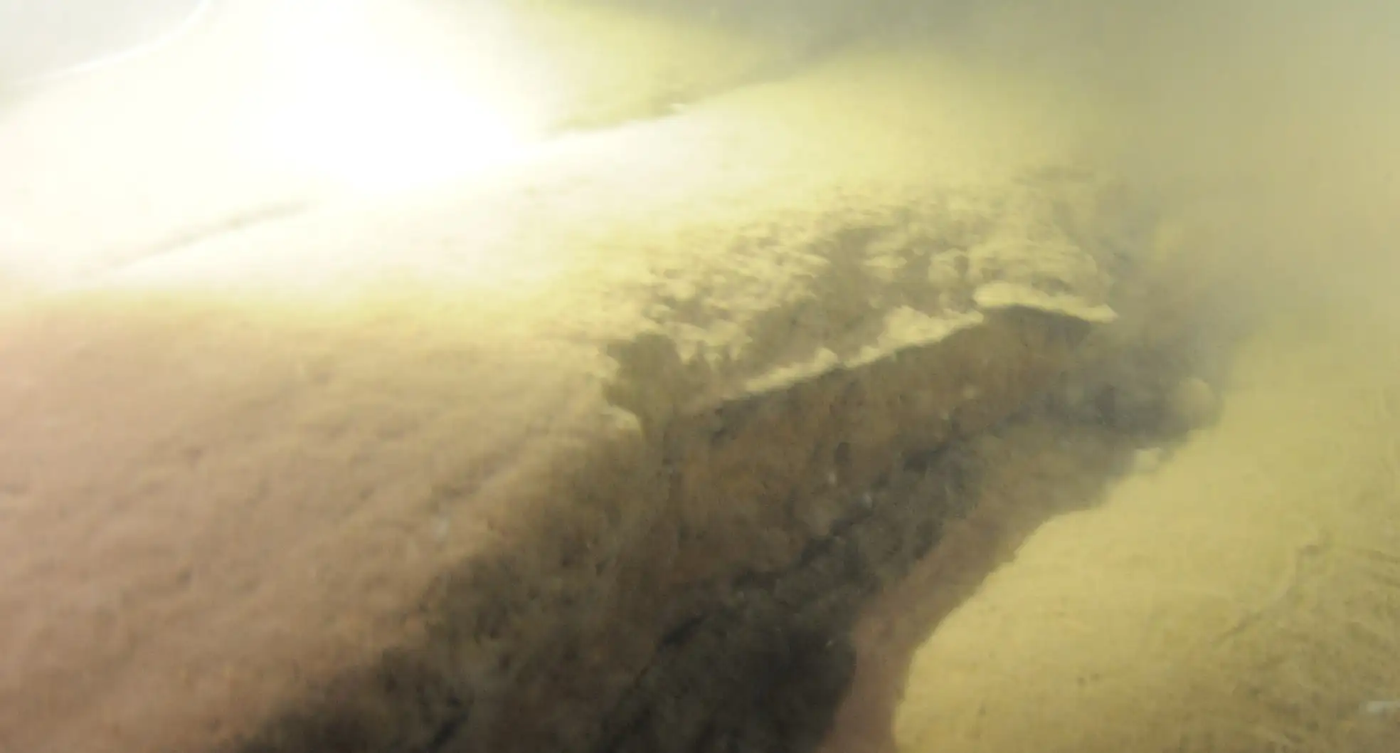 潜水员拍摄的海底照片，显示三角形结构和孔洞