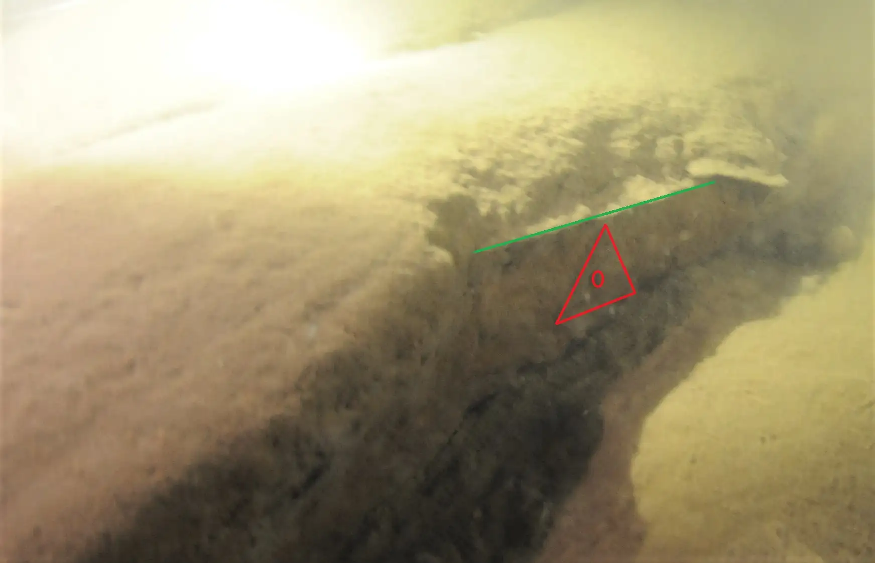 带有红线标记的海底照片，显示三角形结构和孔洞