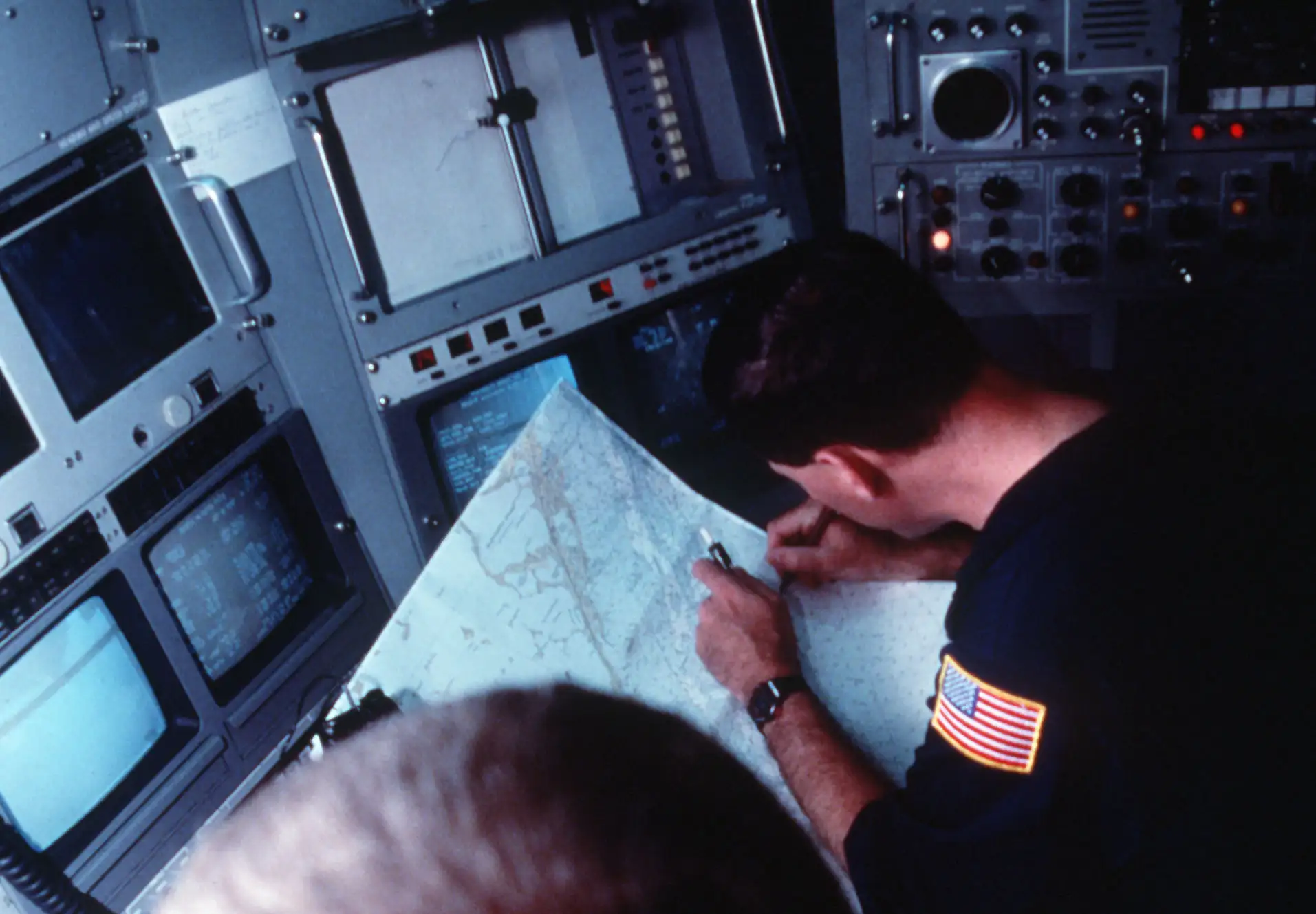 NR-1指挥官大卫·奥利维尔中校在检查海图