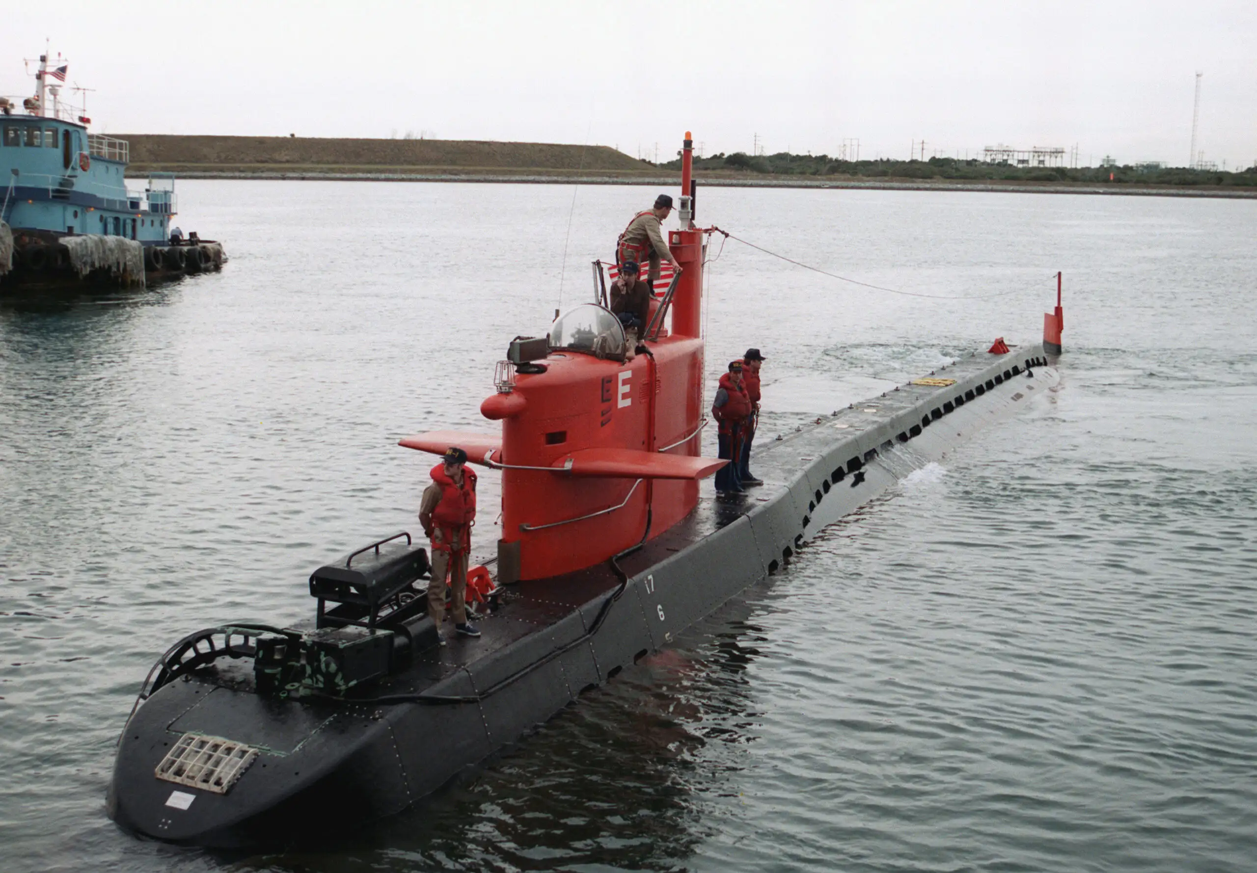 NR-1核动力深潜器侧面视图，橙红色指挥塔在冷灰色天空下显得格外醒目