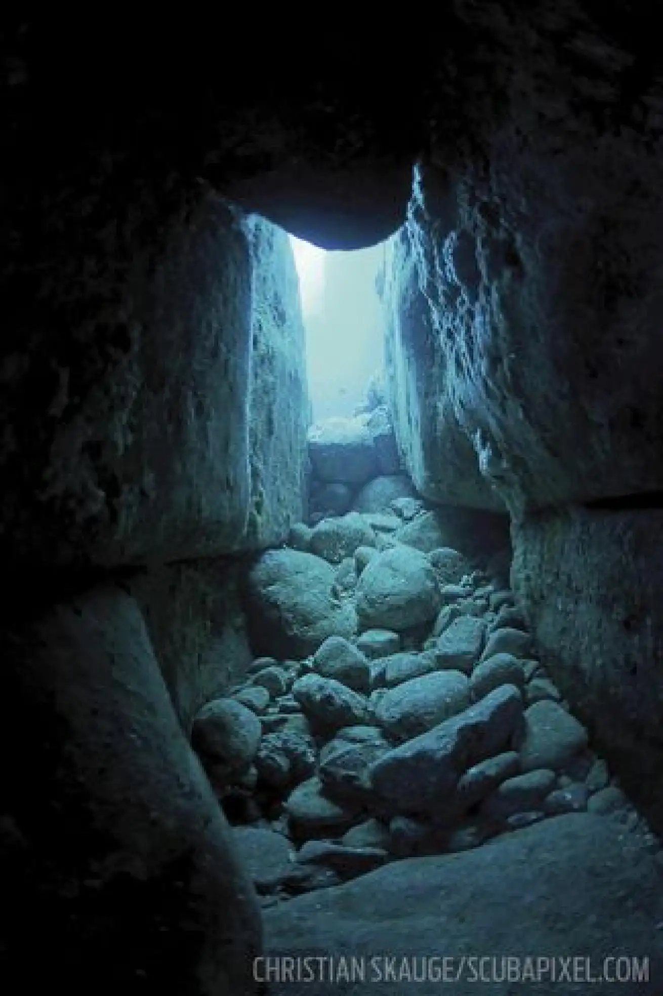 潜水员探索与那国岛海底遗迹的通道