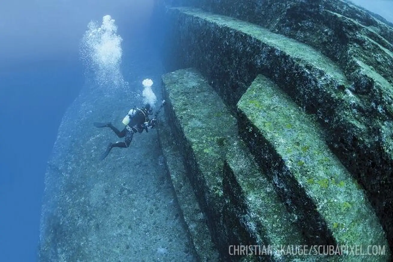 潜水员游过与那国岛海底遗迹的巨大阶梯状结构