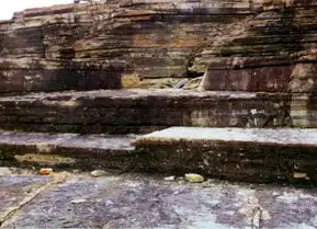 与那国岛陆上类似的阶梯状岩石结构