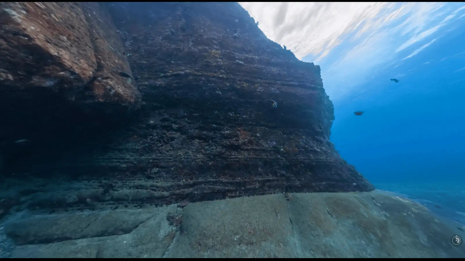 与那国岛海底遗迹中的层理结构清晰可见