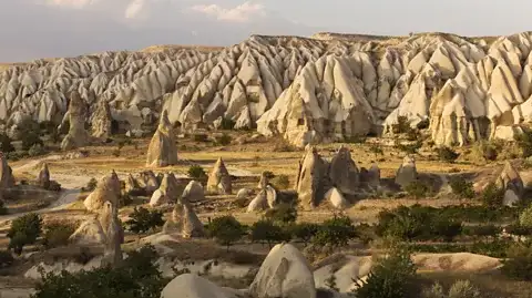 卡帕多西亚的精灵烟囱景观，德林库尤地下城就隐藏在这片神秘土地之下