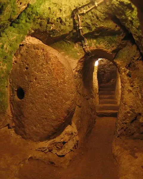 重达半吨的圆形石门，只能从内部滚动关闭，是德林库尤防御系统的核心