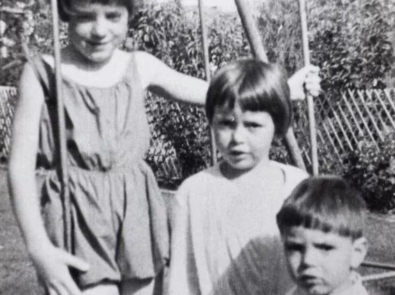 博蒙特三姐弟在家玩耍