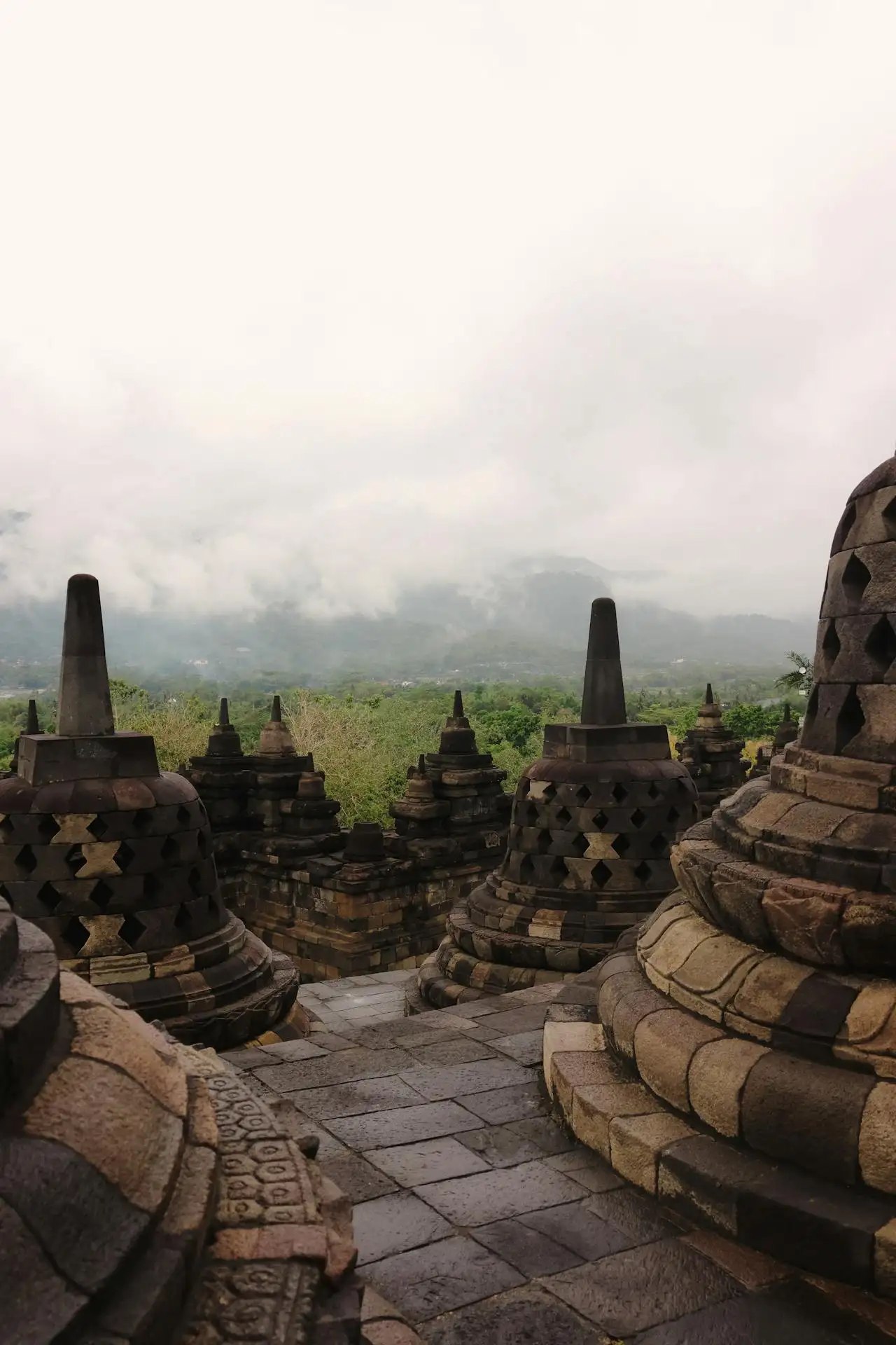 婆罗浮屠雾中景观