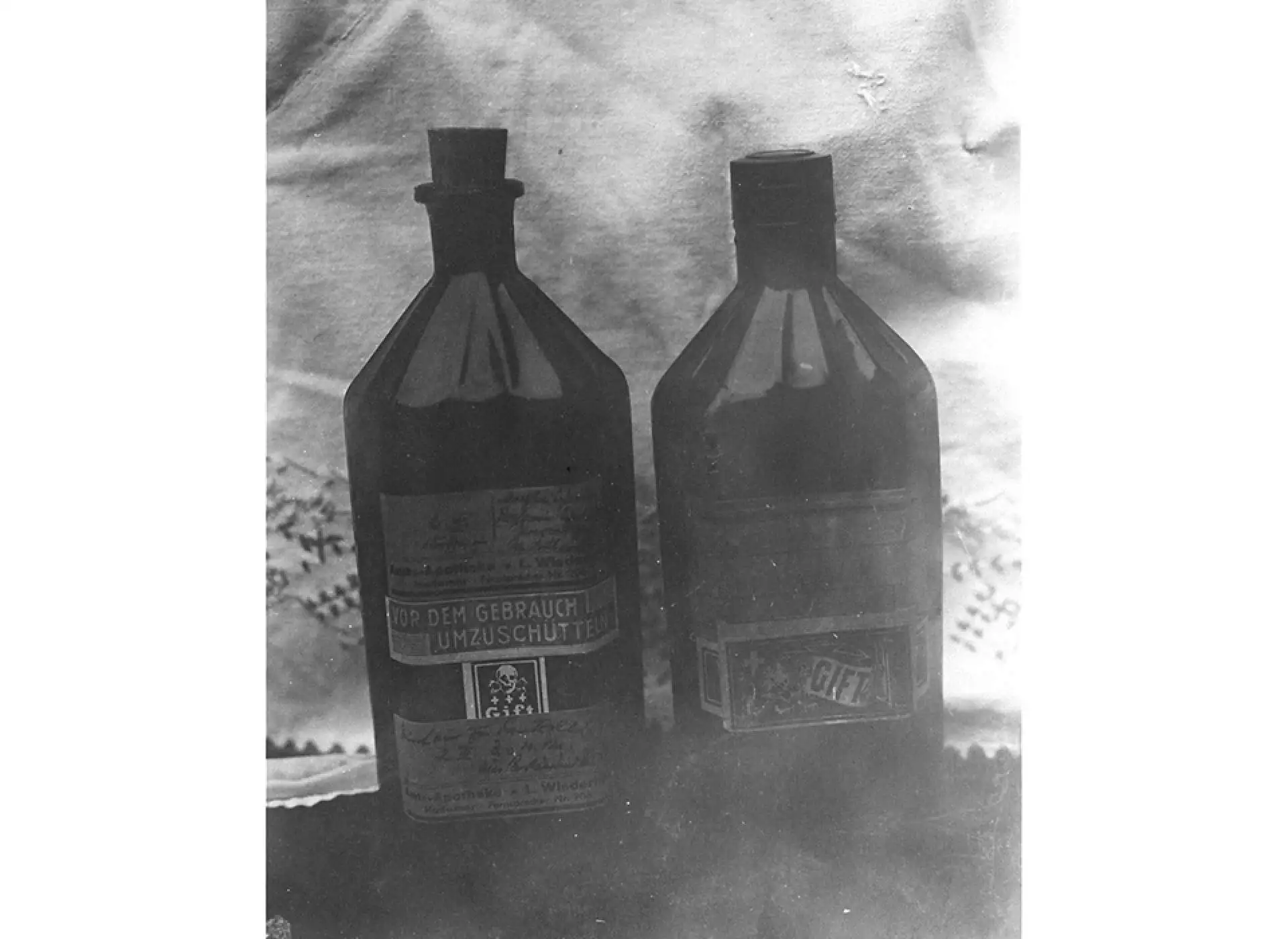 用于给患者注射致命剂量吗啡的药瓶