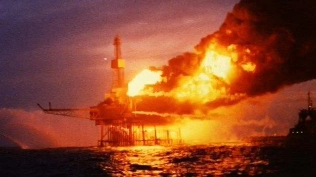1988年派珀阿尔法平台灾难现场的火光照亮北海夜空