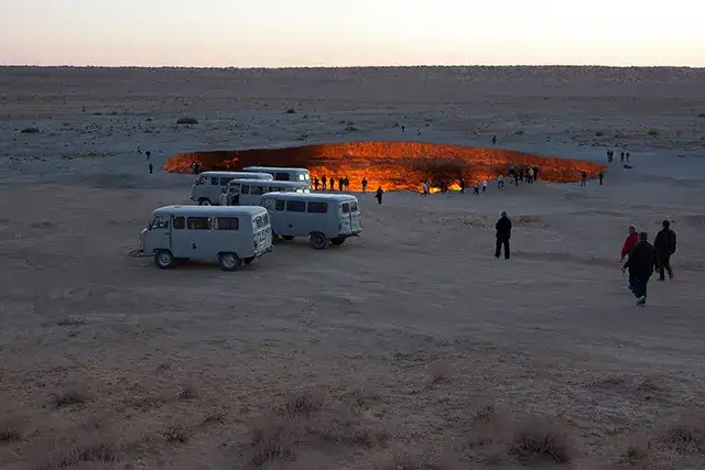 达瓦扎天然气坑夜间景象