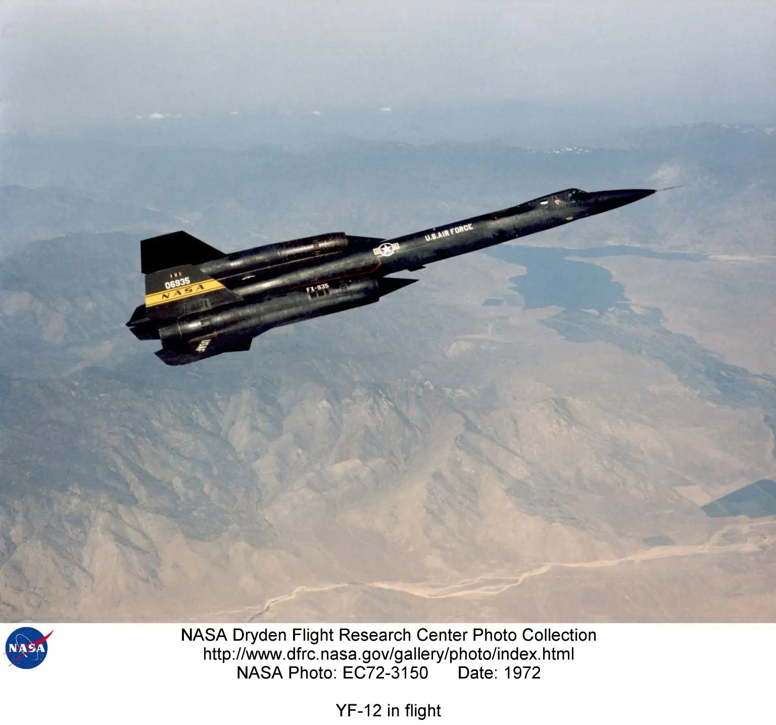 YF-12截击机在飞行中展示其独特的黑色涂装