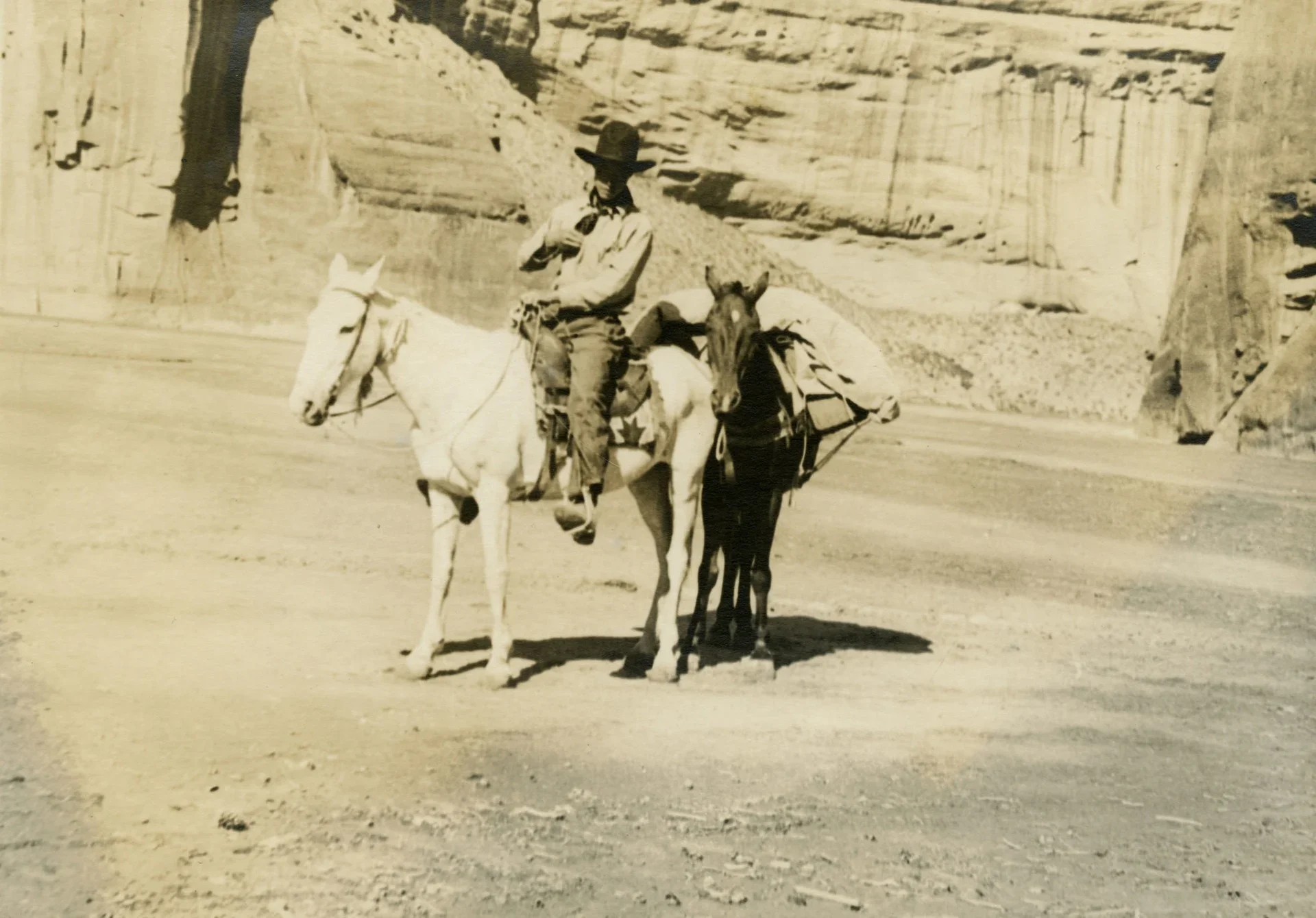 Everett Ruess和他的两头骡子