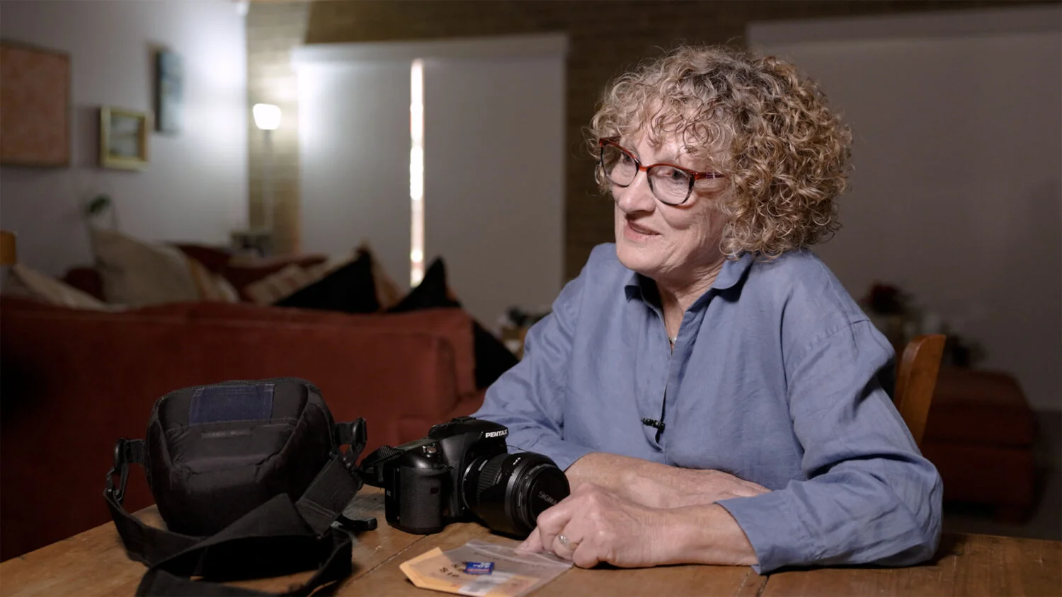 Marilyn Koolstra手持已故丈夫Eric Robinson的宾得数码相机