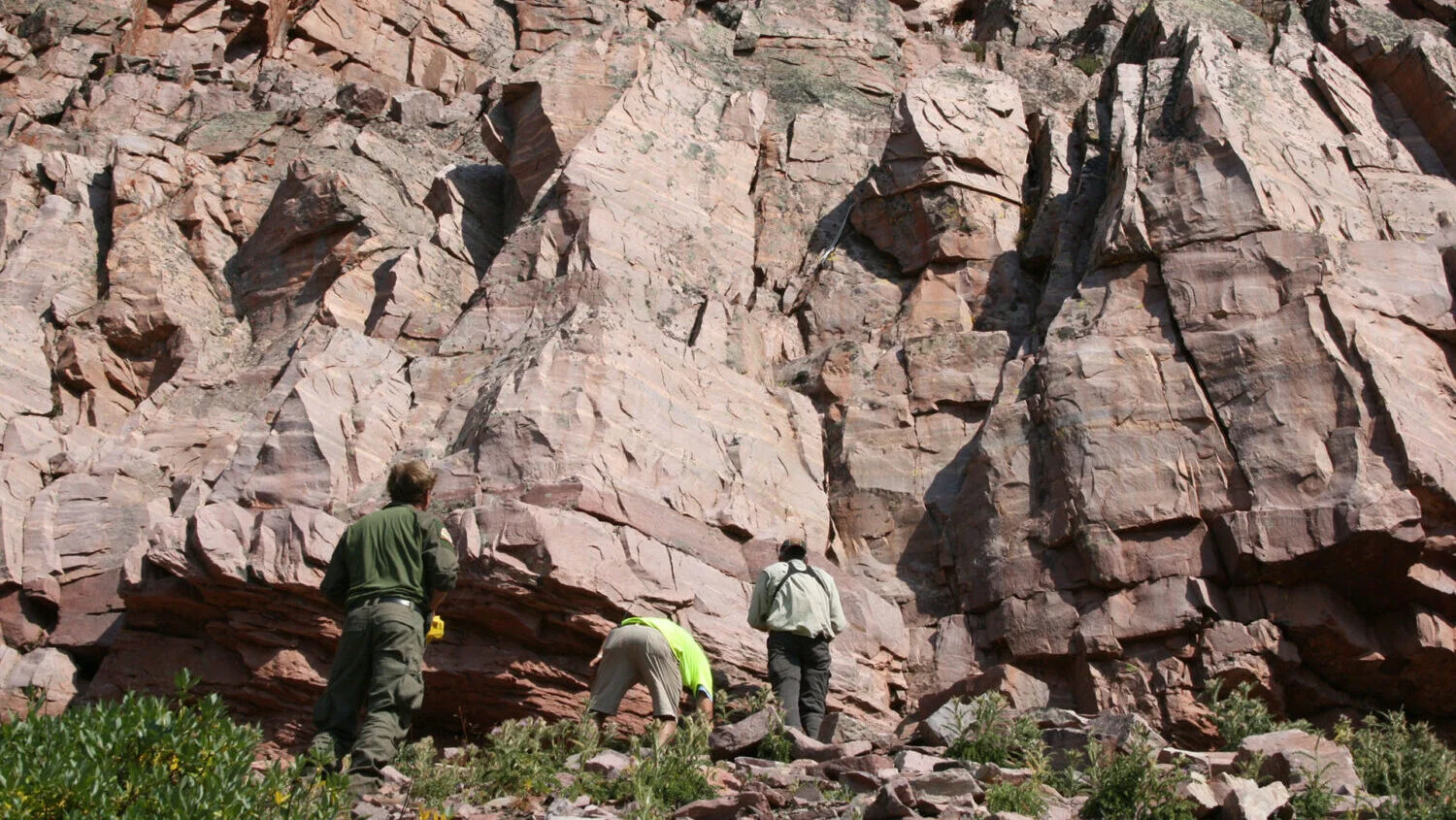 警长办公室人员在High Uintas荒野察看悬崖上悬挂的绳索