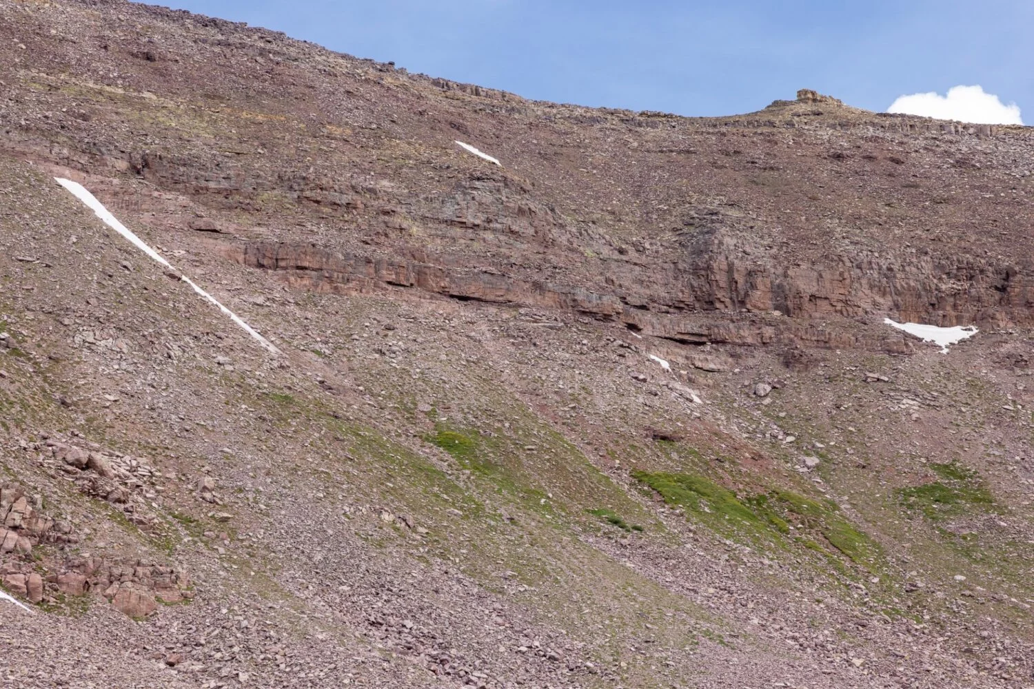 从Yellowstone盆地望去，Anderson Pass西坡上的积雪带迫使埃里克偏离路线