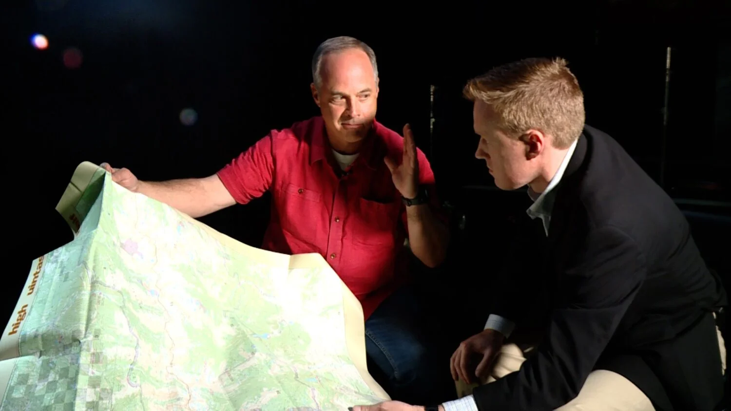 Russ Alston和Uinta Triangle主持人Dave Cawley查看High Uintas荒野地图