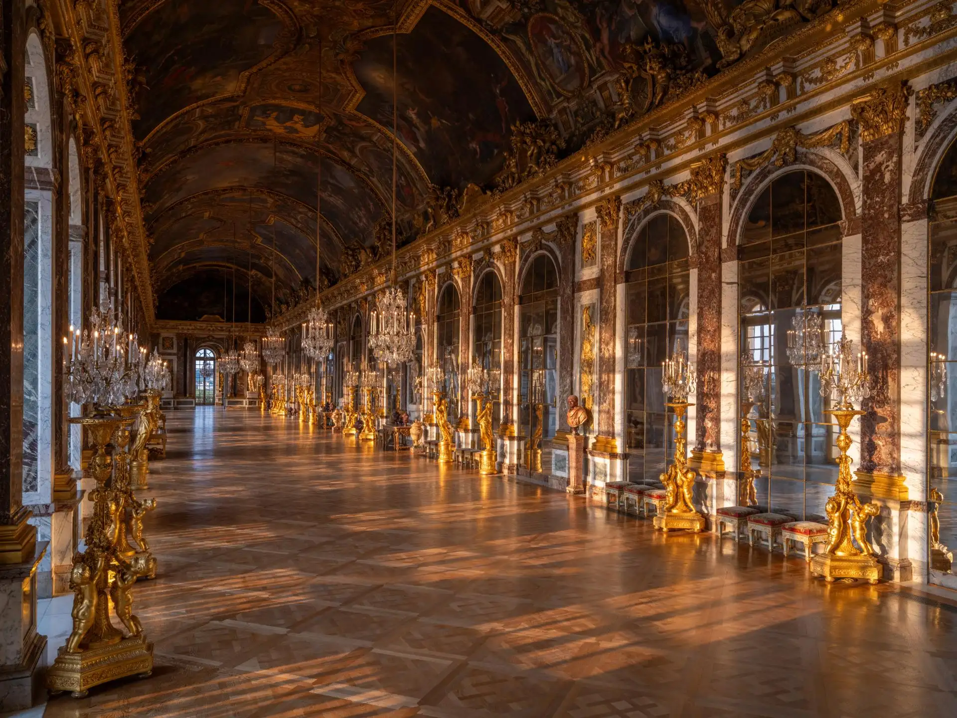 凡尔赛宫镜厅，全长73米，由三百五十七面镜子装饰