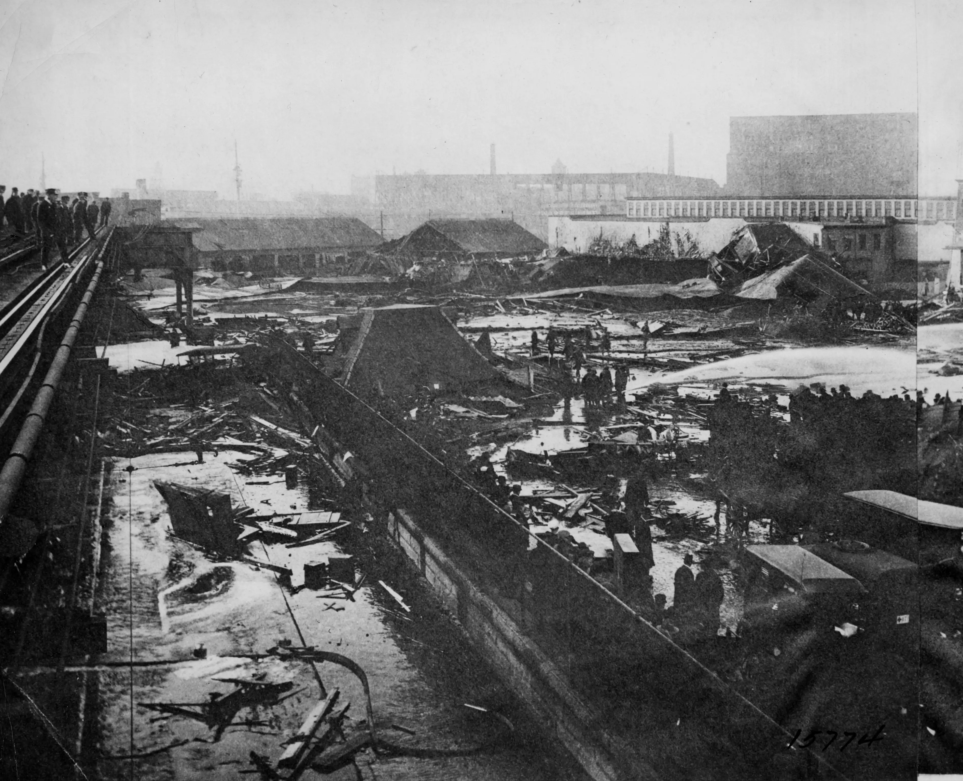 清理人员在废墟中工作