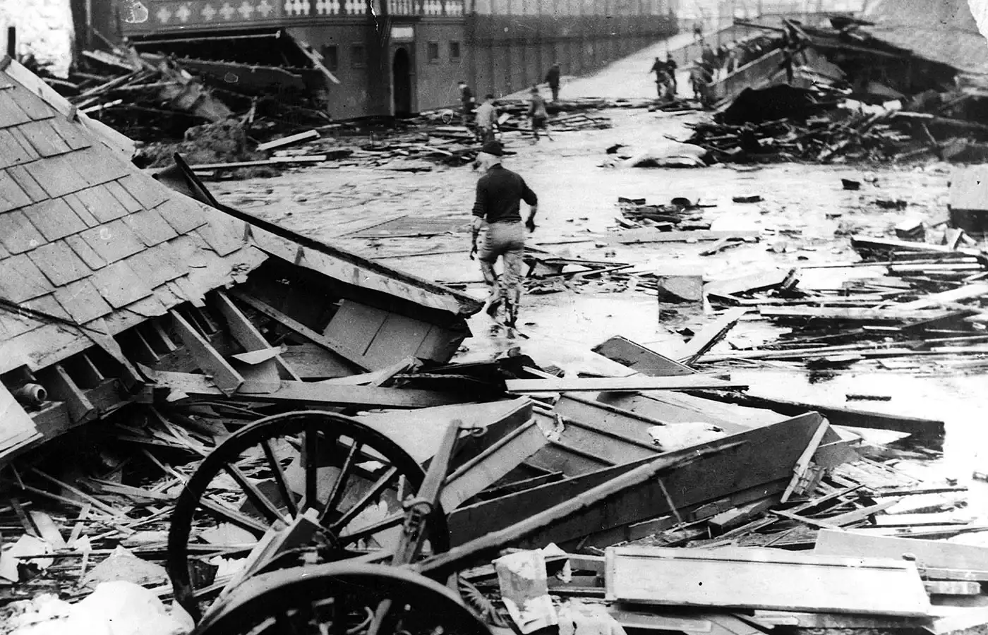 高架铁路下的废墟