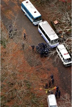 搜查员在现场调查