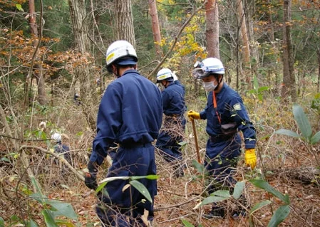 广岛县警机动队员在山林搜查