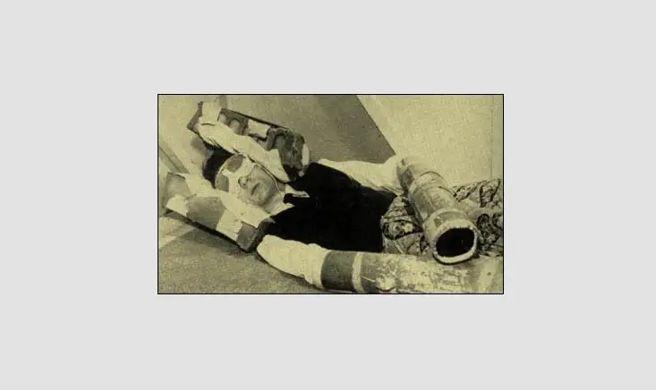 早期感官剥夺实验：一名志愿者躺在 specially 设计的隔间里，戴着护目镜、耳罩和纸板袖筒