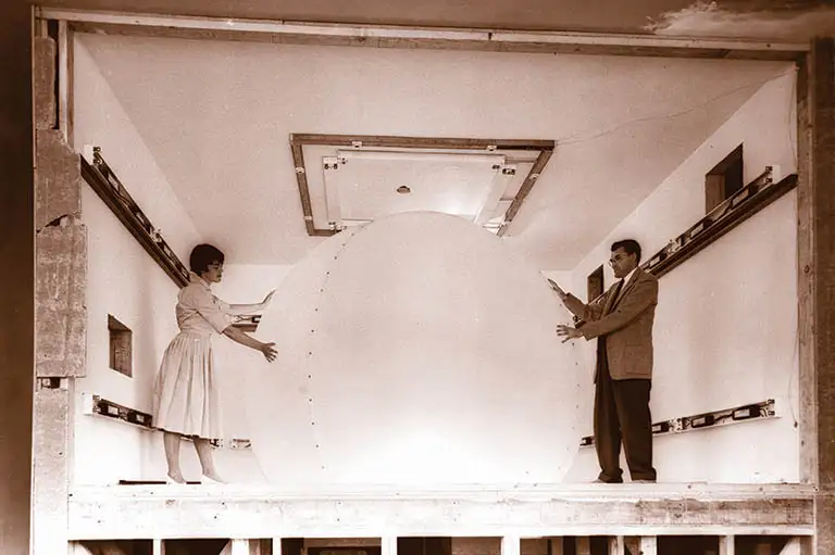 约翰·祖贝克的隔离实验室：透明的有机玻璃圆顶，可容纳持续黑暗和寂静或持续光线和白噪音的实验