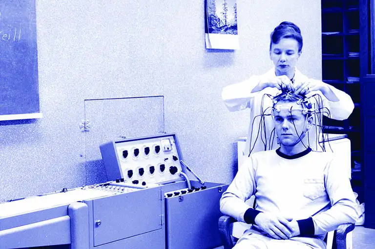 祖贝克的隔离实验室内部：用于监控的麦克风和闭路电视系统，以及供恐慌受试者使用的逃生按钮