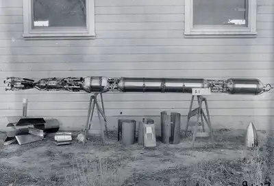 罗伯特·戈达德站在1926年第一枚液体燃料火箭旁