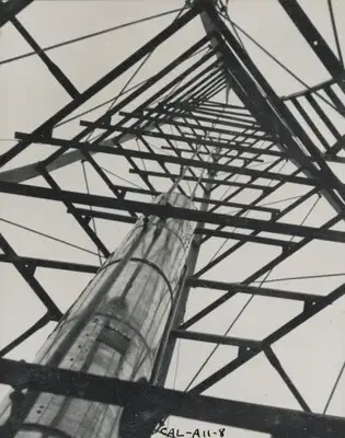 1935年,查尔斯·林白拍摄的发射塔中火箭照片