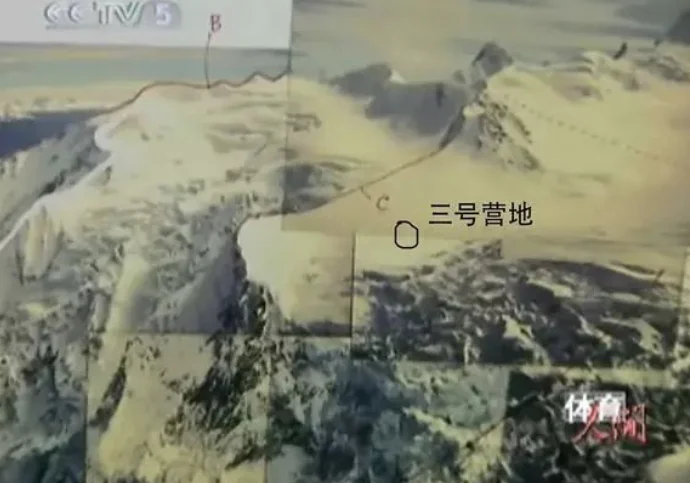 从直升机拍摄的雪崩现场