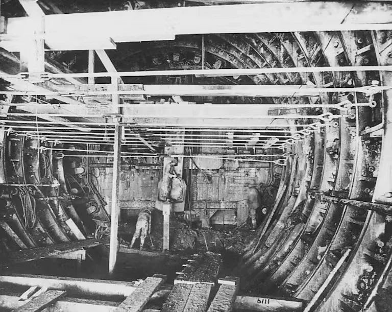 荷兰隧道施工现场，1923年。Wikimedia Commons。