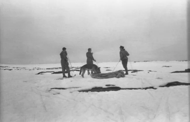 搜救队发现的睡袋，被风吹到了150米外的地方