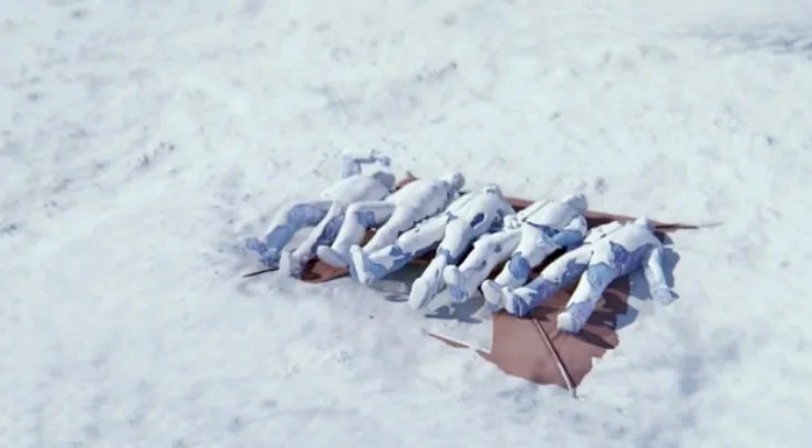 前五具尸体的示意图，库兹涅佐夫高举双手试图在风中拉住帐篷