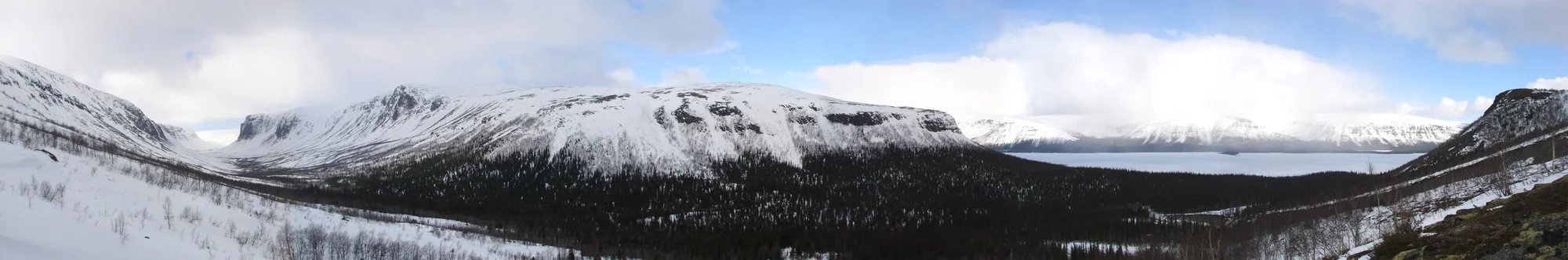 奇夫鲁艾山谷全景，左侧是山口，右侧是塞伊多泽罗湖