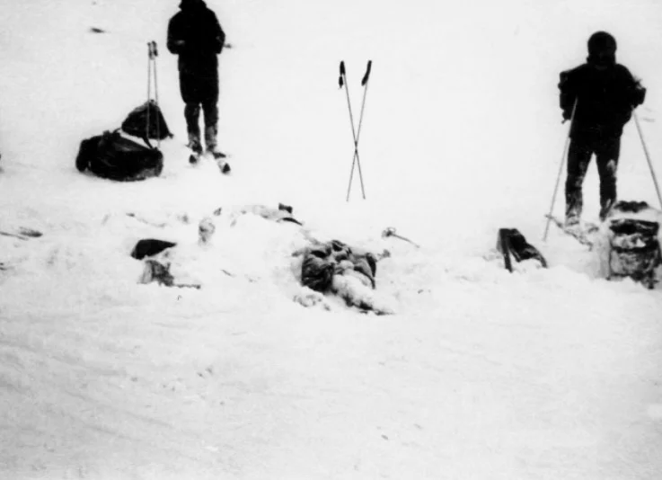 1973年奇夫鲁阿伊山口悲剧现场发现的帐篷和遇难者