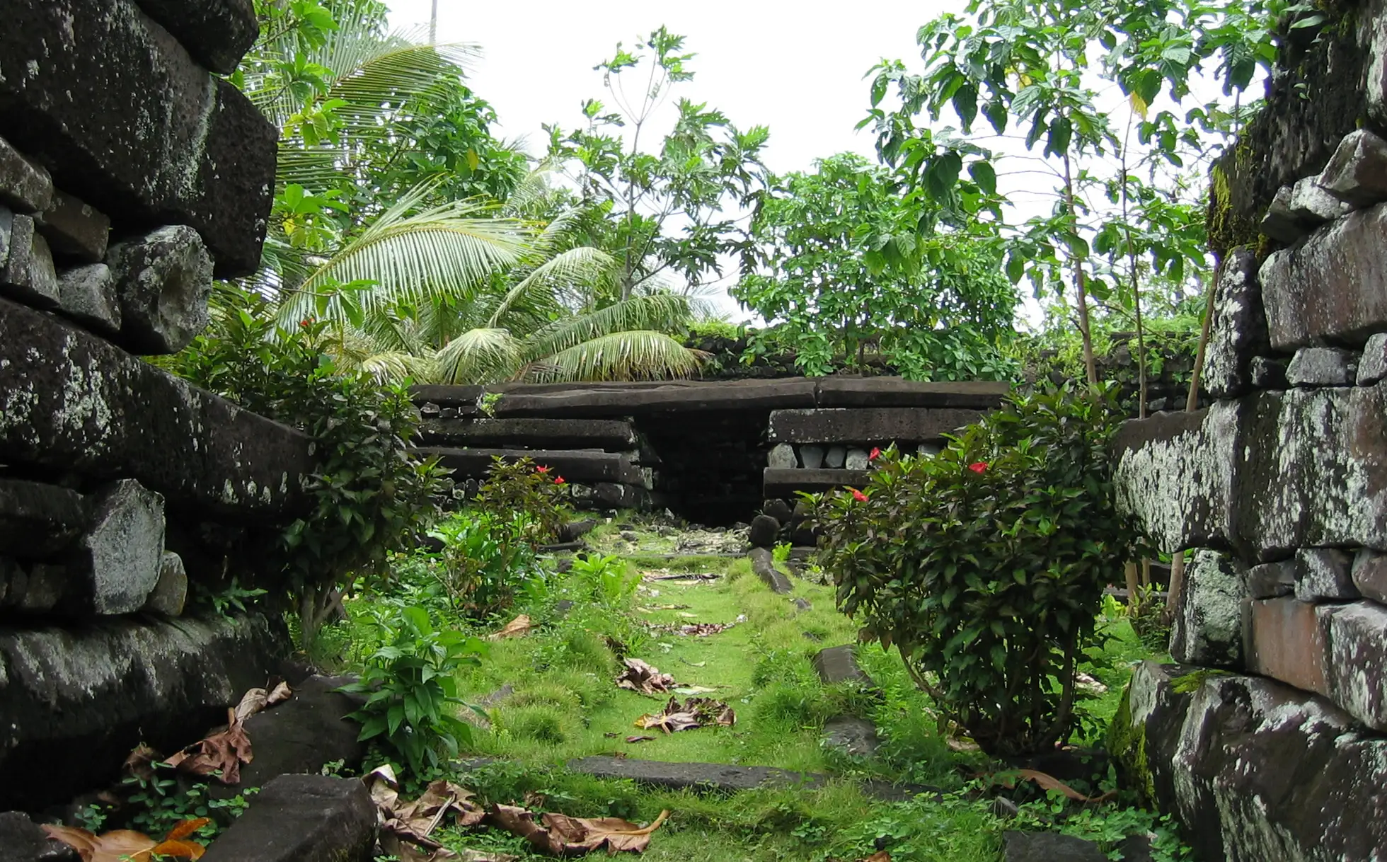 南马都尔的玄武岩建筑遗迹