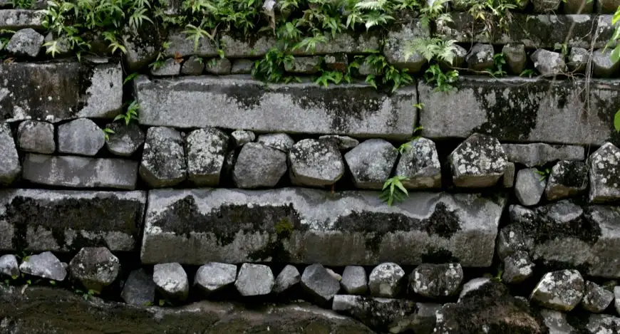 南马都尔墙壁细节，展示玄武岩石柱的堆砌方式