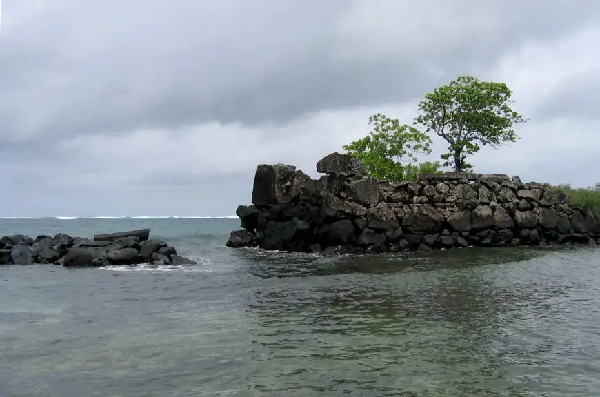 南马都尔的全景图，展示人工岛屿和运河