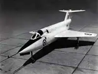 第一架SR.53原型机XD145,背景经过精心涂黑处理。据称博斯科姆比当基地被视为机密场所。