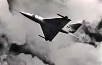 XD145在空中飞行的另一张照片,火箭发动机正在工作。翼尖挂载着模拟的"火光"导弹。