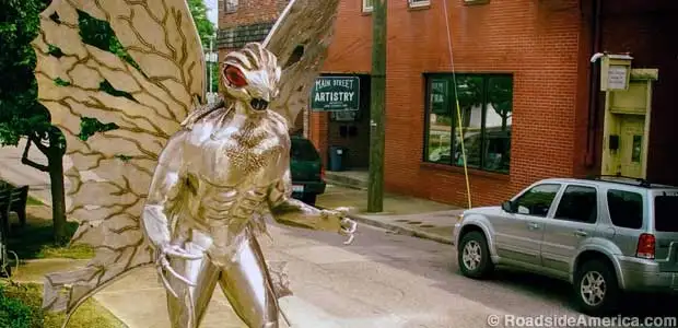 天蛾人雕像，位于西弗吉尼亚州波因特普莱森特市中心