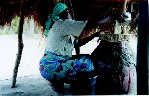 多哥妇女使用布过滤器过滤饮用水