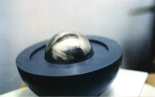 瓦努努拍摄的迪莫纳核设施内部钚球照片，1986年