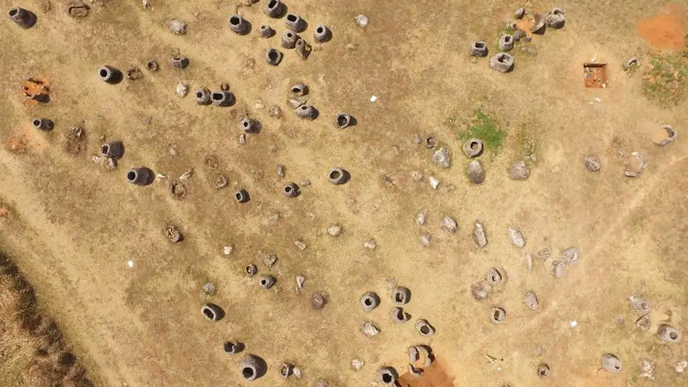 石缸平原遗址一号的航拍视图，展示了散落在高原上的巨大石缸群