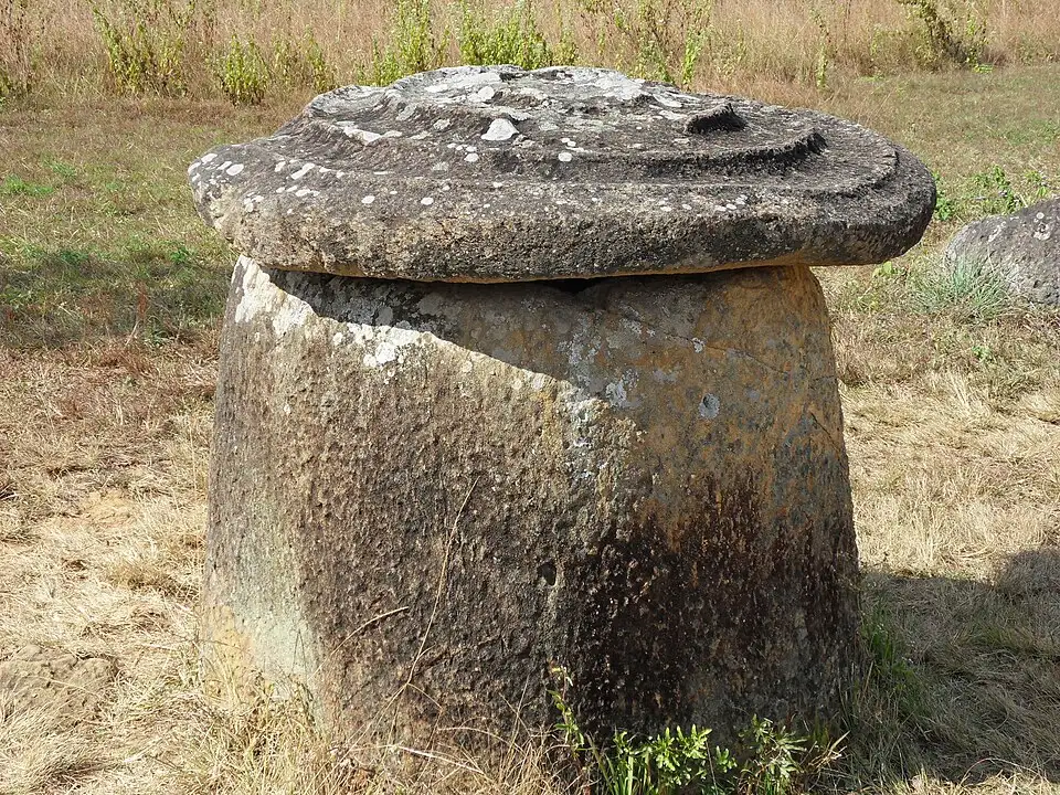 一号遗址的石缸群，石缸呈圆柱形，底部宽大，顶部收窄