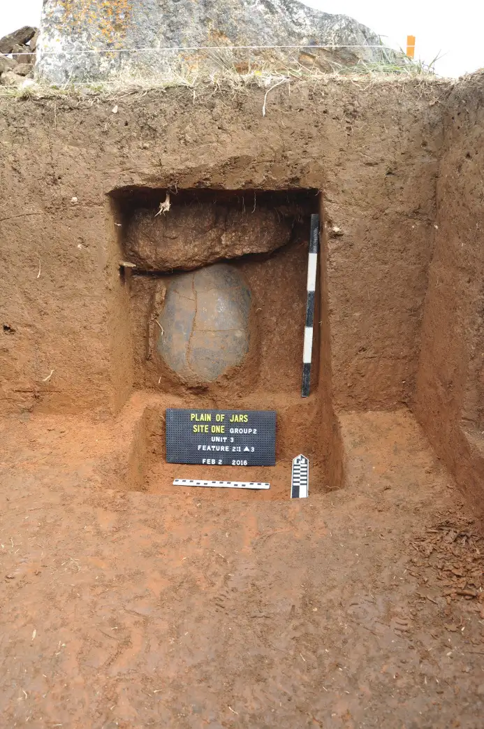 一号遗址发现的陶瓮葬，放置在富含石英的砂岩巨石下方