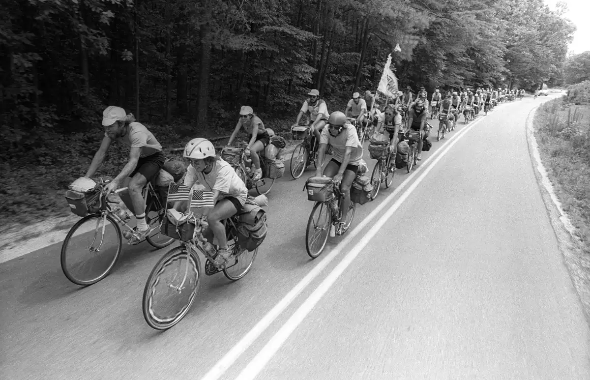 完成跨美骑行的骑行者群体