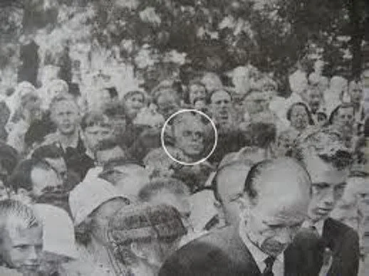 葬礼上的神秘男子